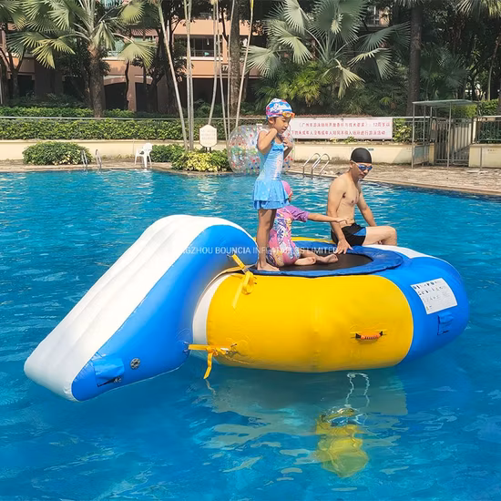 Trampolino acquatico galleggiante, trampolino acquatico combinato con scivolo per parco acquatico
